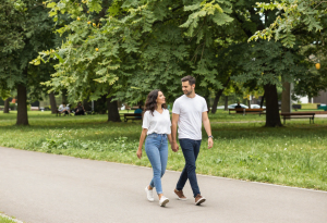 Person walking after a meal to support fat burning and metabolism