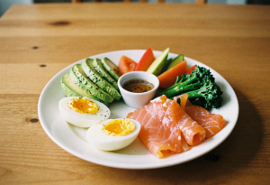 Balanced lunch plate with protein and healthy fats to reduce sugar cravings