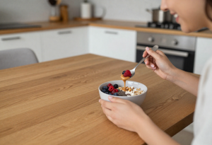 Person enjoying a fiber-rich meal like oats with berries or a lentil salad for digestion, weight, and heart health
